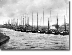 Blazers in de haven van Enumazijl 1890